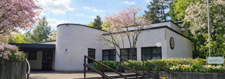 Die Vaterunserkirche in einem virtuellen Blütenmeer